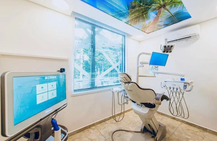 Sala de atendimento iluminada, com janela ampla e equipamentos
